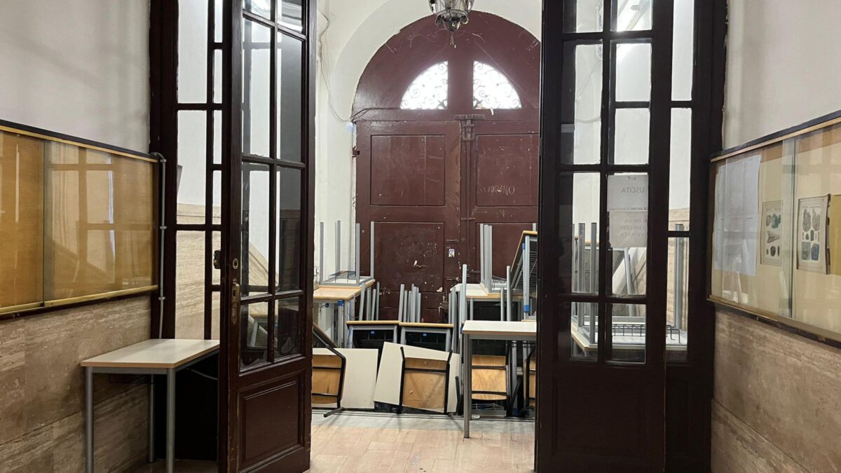 Liceo occupato, la preside fischietta