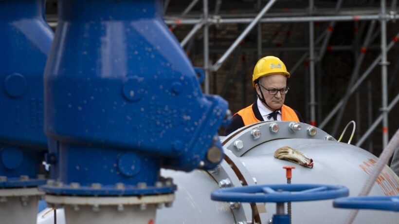 Roberto Gualtieri al cantiere a piazza Pia per i lavori del Giubileo 2025 (Ansa)