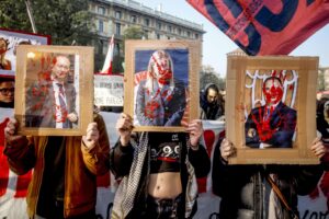 La sinistra scherza col fuoco e manda i poliziotti in ospedale