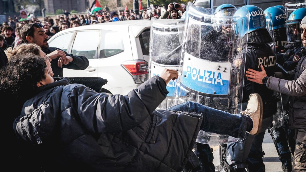 Torino, 20 agenti in ospedale per i cortei contro la Meloni. La polizia incolpa la sinistra