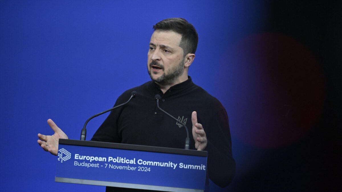 Zelensky: «Facciamo finire il conflitto nel 2025. Abbiamo avuto poche armi»