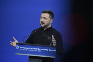 Zelensky: «Facciamo finire il conflitto nel 2025. Abbiamo avuto poche armi»