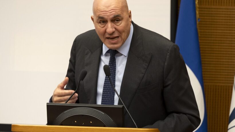 Razzi di Hezbollah sui nostri soldati. E Tajani «corregge» Crosetto