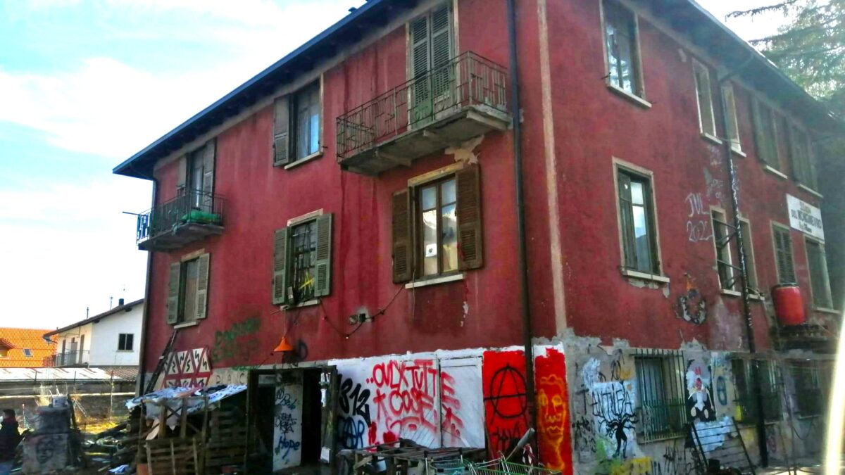 Anarchici occupano un edificio per darlo ai clandestini: assolti