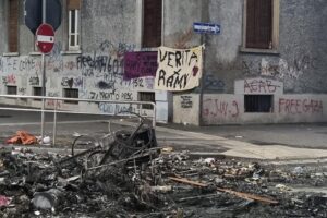 Milano si fa banlieue: rabbia straniera per il magrebino (rapinatore) morto
