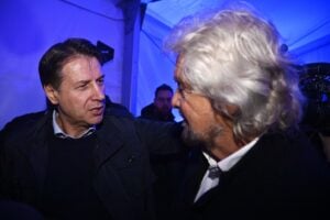 Grillo sfida Conte: «Voto falsato, da rifare»
