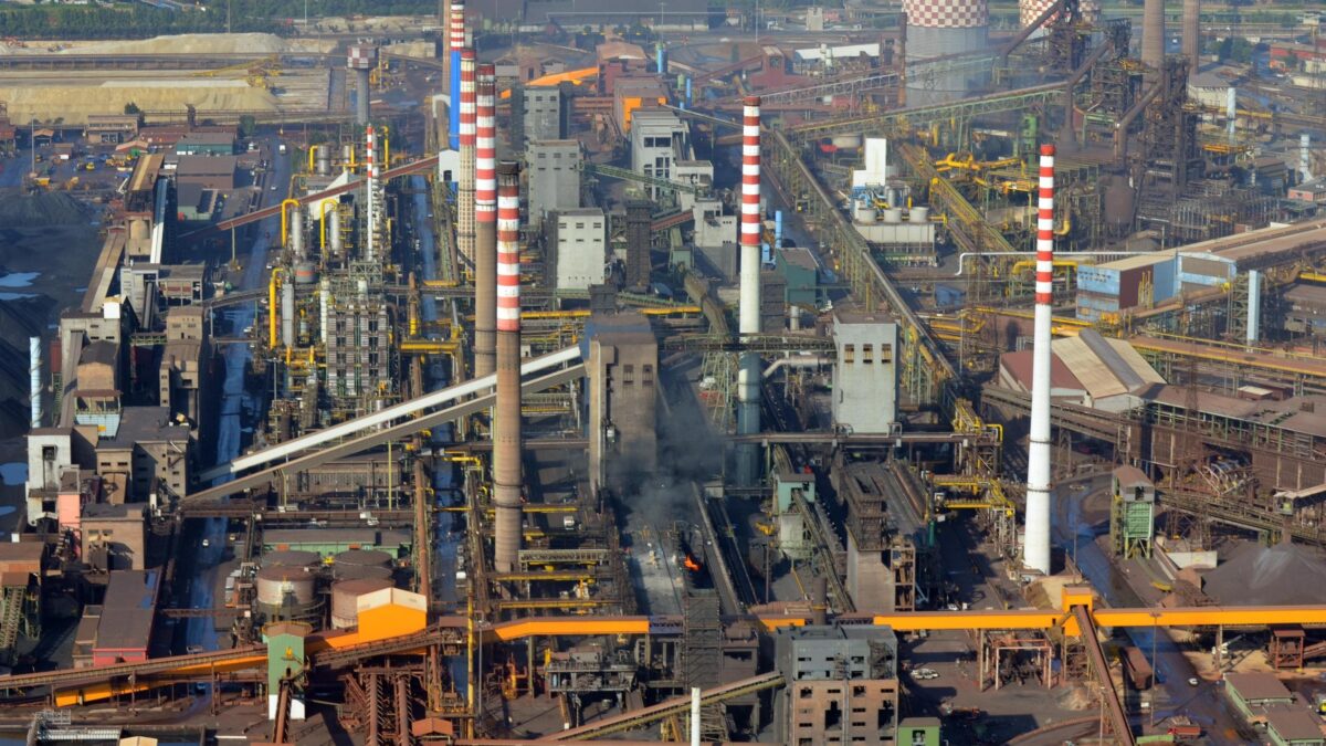 Diffida per le emissioni inquinanti. Sull’Ilva lo Stato contesta sé stesso