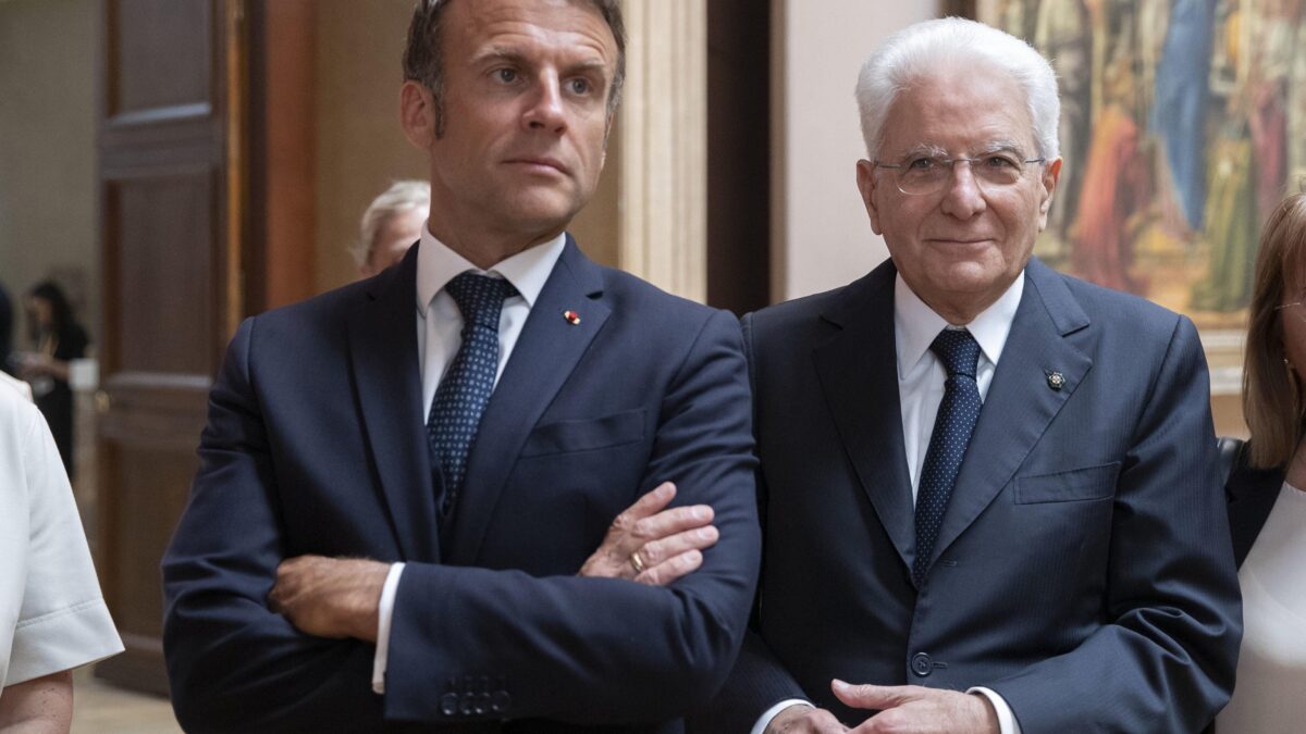 Mattarella snobba ancora la Scala per correre alla corte di Macron