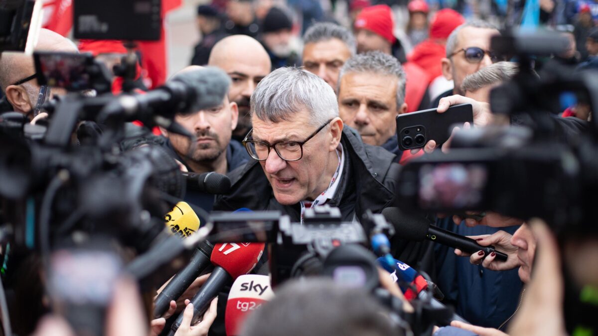 Gli italiani licenziano Landini