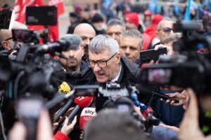 Gli italiani licenziano Landini