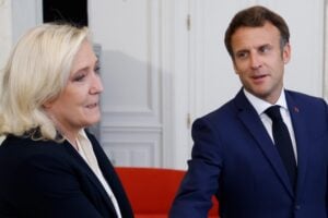 Macron ha fallito e ora s’appiglia alla Le Pen