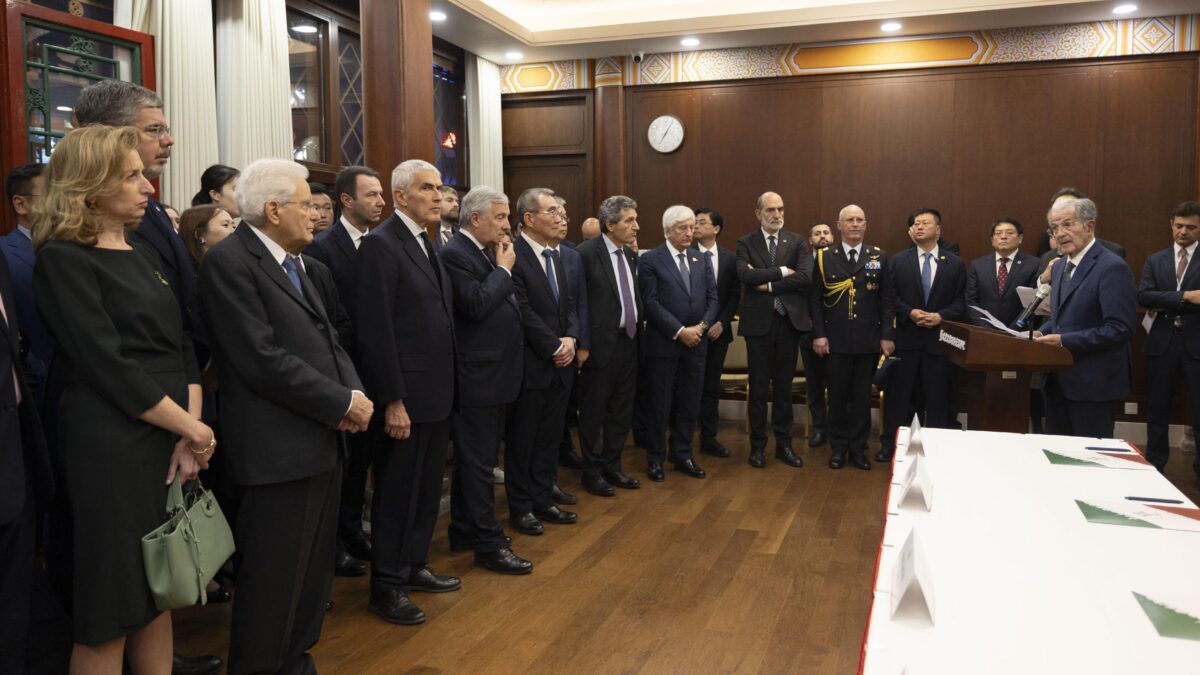 Mattarella, Elkann e Prodi: vertice d’opposizione in Cina