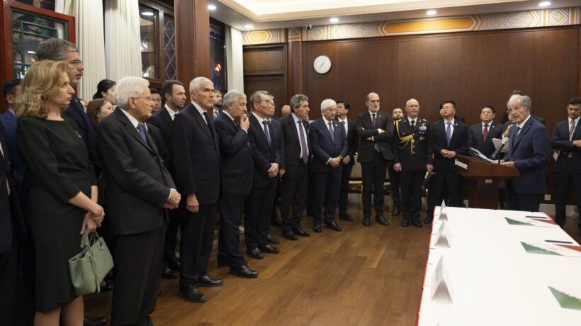 Mattarella, Elkann e Prodi: vertice d’opposizione in Cina