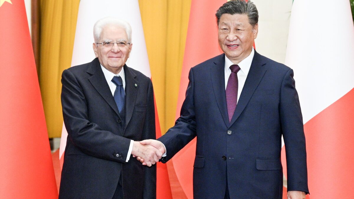 Il dono di Xi: un pezzo di suolo lunare. Asse (con frecciata?) per lo Spazio