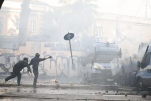 I poliziotti ci sono ma vengono disarmati
