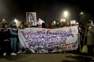 Fiaccolata per Ramy (disertata dal papà). Fischi dalle «risorse» del Corvetto al Pd