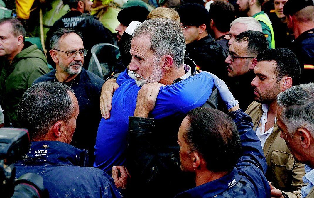 Dopo le botte, Sánchez offeso col re perché non è fuggito in suv come lui