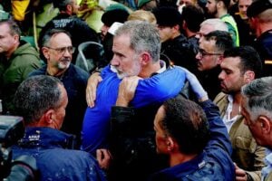 Dopo le botte, Sánchez offeso col re perché non è fuggito in suv come lui