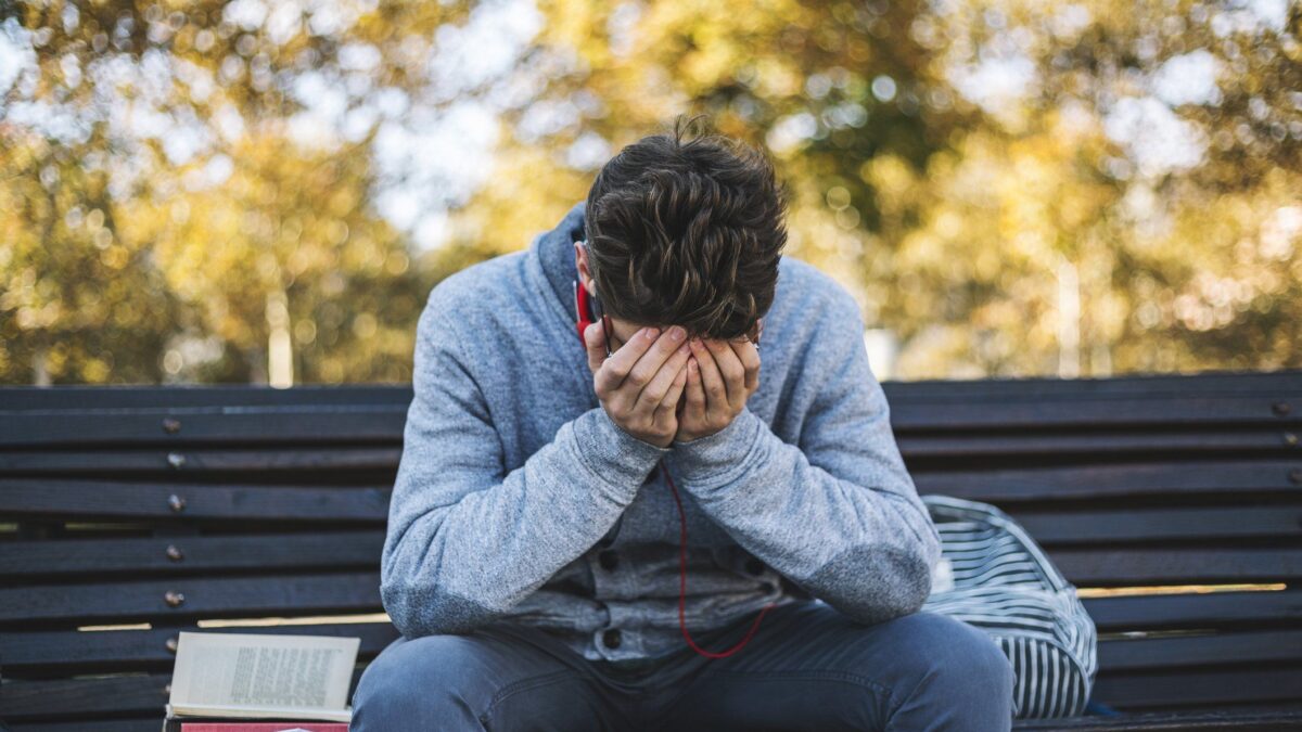 «Lecito chiudere le scuole per Covid». Ma ora è record di giovani depressi