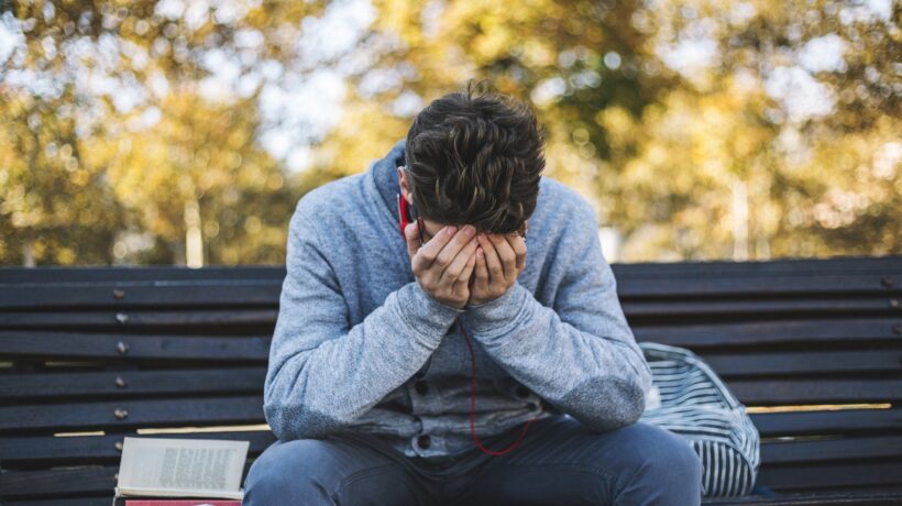 «Lecito chiudere le scuole per Covid». Ma ora è record di giovani depressi