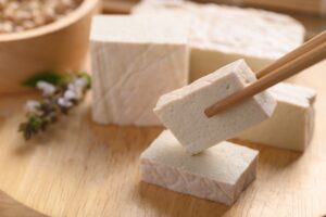 Dall’identità territoriale all’ideologia globalista. Così il tofu si è insinuato nei mercati italiani