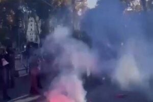 Roma, al corteo delle femministe bruciata la foto di Valditara