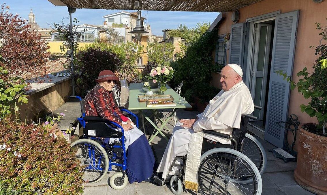 Francesco in visita a casa Bonino: «Un esempio di libertà e resistenza»