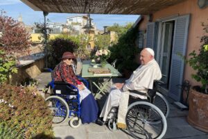 Francesco in visita a casa Bonino: «Un esempio di libertà e resistenza»
