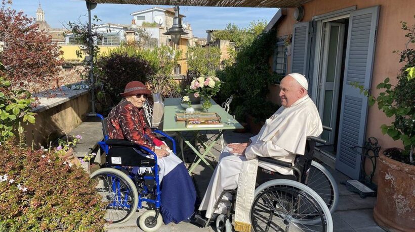 Francesco in visita a casa Bonino: «Un esempio di libertà e resistenza»