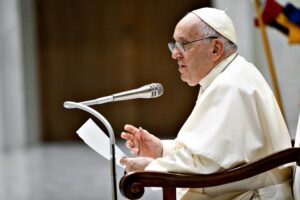 Il Papa tuona contro l’eutanasia: «I malati fanno paura e li eliminano»