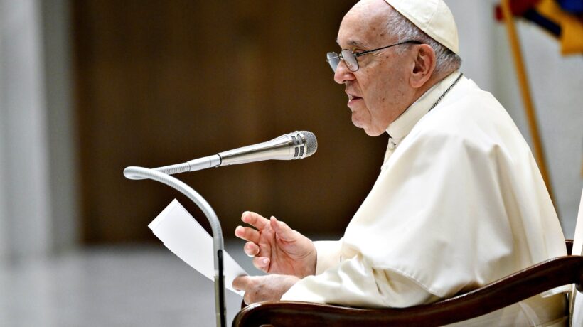 Il Papa tuona contro l’eutanasia: «I malati fanno paura e li eliminano»