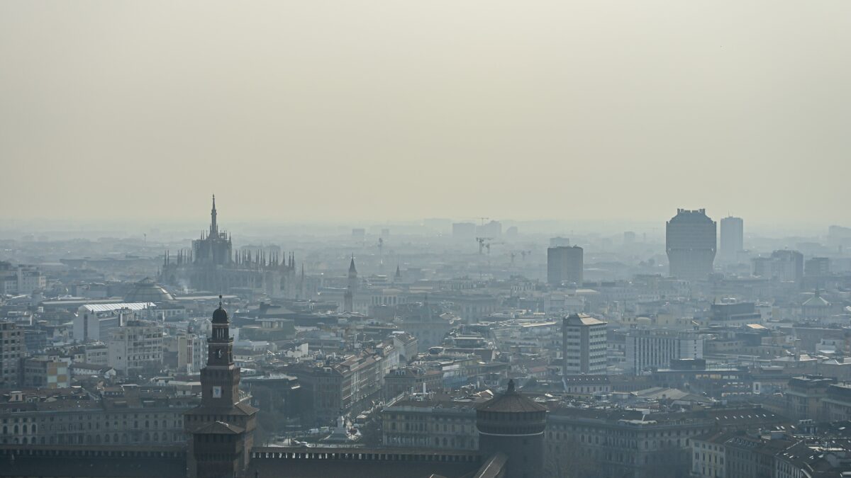 A Milano s’invocano lockdown anti smog. E la sinistra vuole il congedo climatico