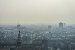 A Milano s’invocano lockdown anti smog. E la sinistra vuole il congedo climatico