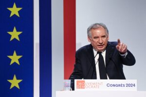 Il nuovo premier di Macron già sotto scacco