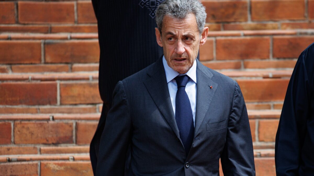 Sarkozy non ride più: condannato. Un anno col braccialetto elettronico