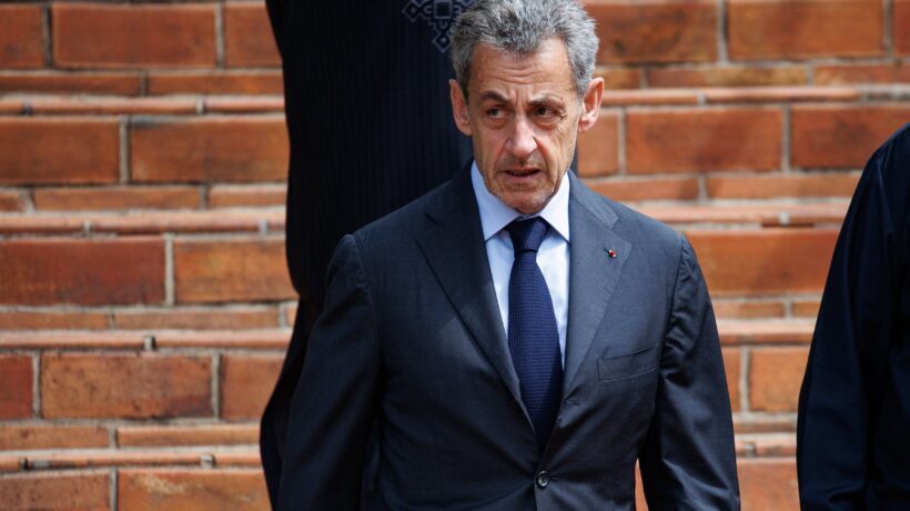 Sarkozy non ride più: condannato. Un anno col braccialetto elettronico