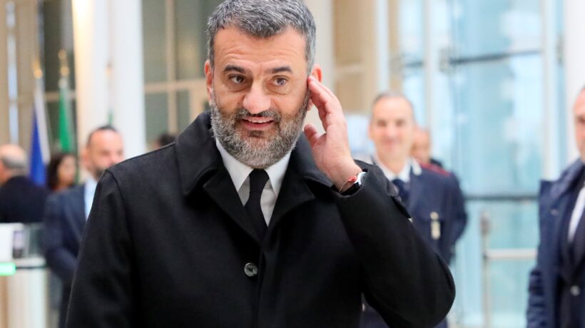 Un pentito inguaia Decaro: «Si incontrò col fratello del boss prima delle elezioni»