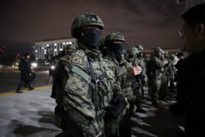 Caos in Corea del Sud: legge marziale e Parlamento blindato. Kim guarda e ride