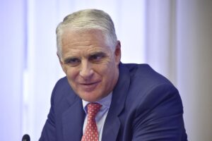 Orcel sfida Berlino e Bpm: avanti su Commerz