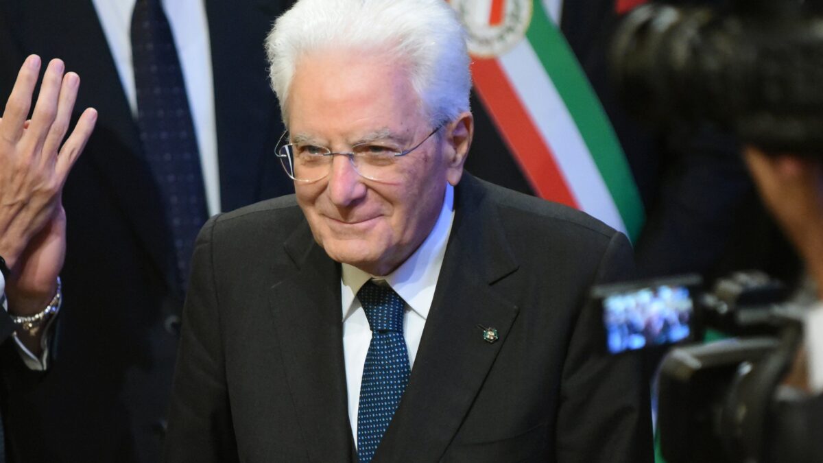 Immigrati violenti scatenati, ma Mattarella apre le porte