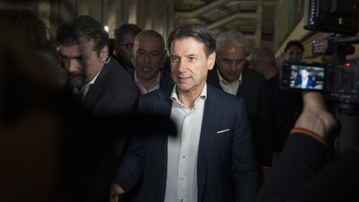 Grillo fa il funerale ai 5 stelle. Conte & C. trafficano sul voto
