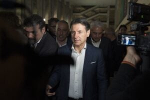 Grillo fa il funerale ai 5 stelle. Conte & C. trafficano sul voto