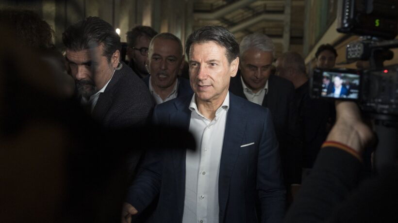 Grillo fa il funerale ai 5 stelle. Conte & C. trafficano sul voto