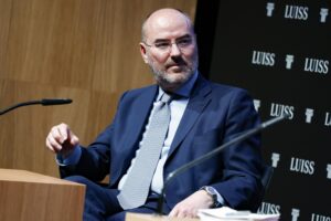 «Il mondo si sta spostando a destra»