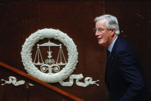 Barnier è ormai appeso a un filo ma Macron non perde la spocchia