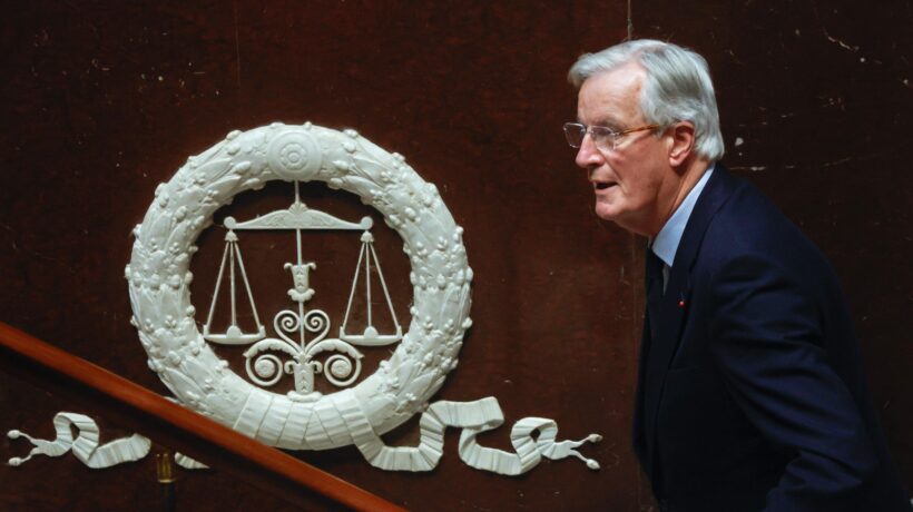 Barnier è ormai appeso a un filo ma Macron non perde la spocchia