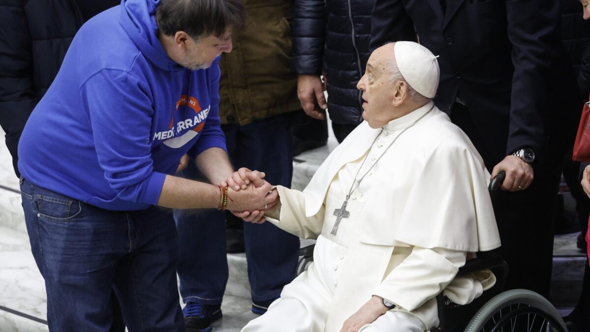 Bergoglio «santifica» la ciurma di Casarini che al posto della fede predica la rivolta