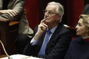 Barnier sfiduciato, Francia nel caos. Macron scommette su una nomina lampo