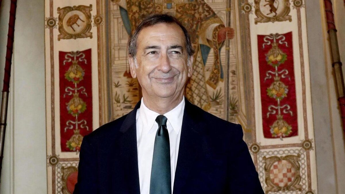 Sala fa da agente immobiliare al Leoncavallo