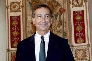 Sala fa da agente immobiliare al Leoncavallo